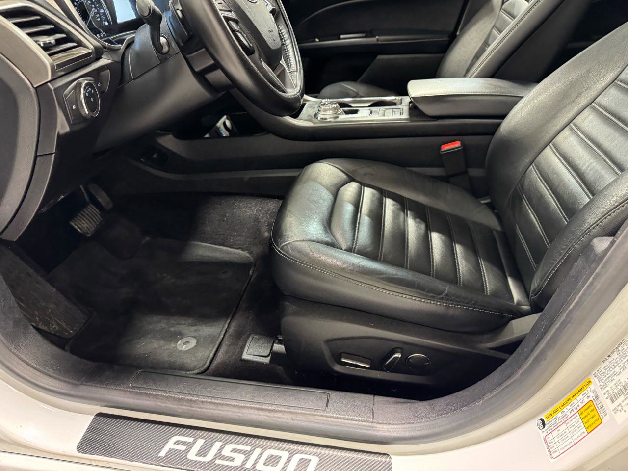 Used 2017 Ford Fusion SE w/ Fusion SE Technology Package image 15