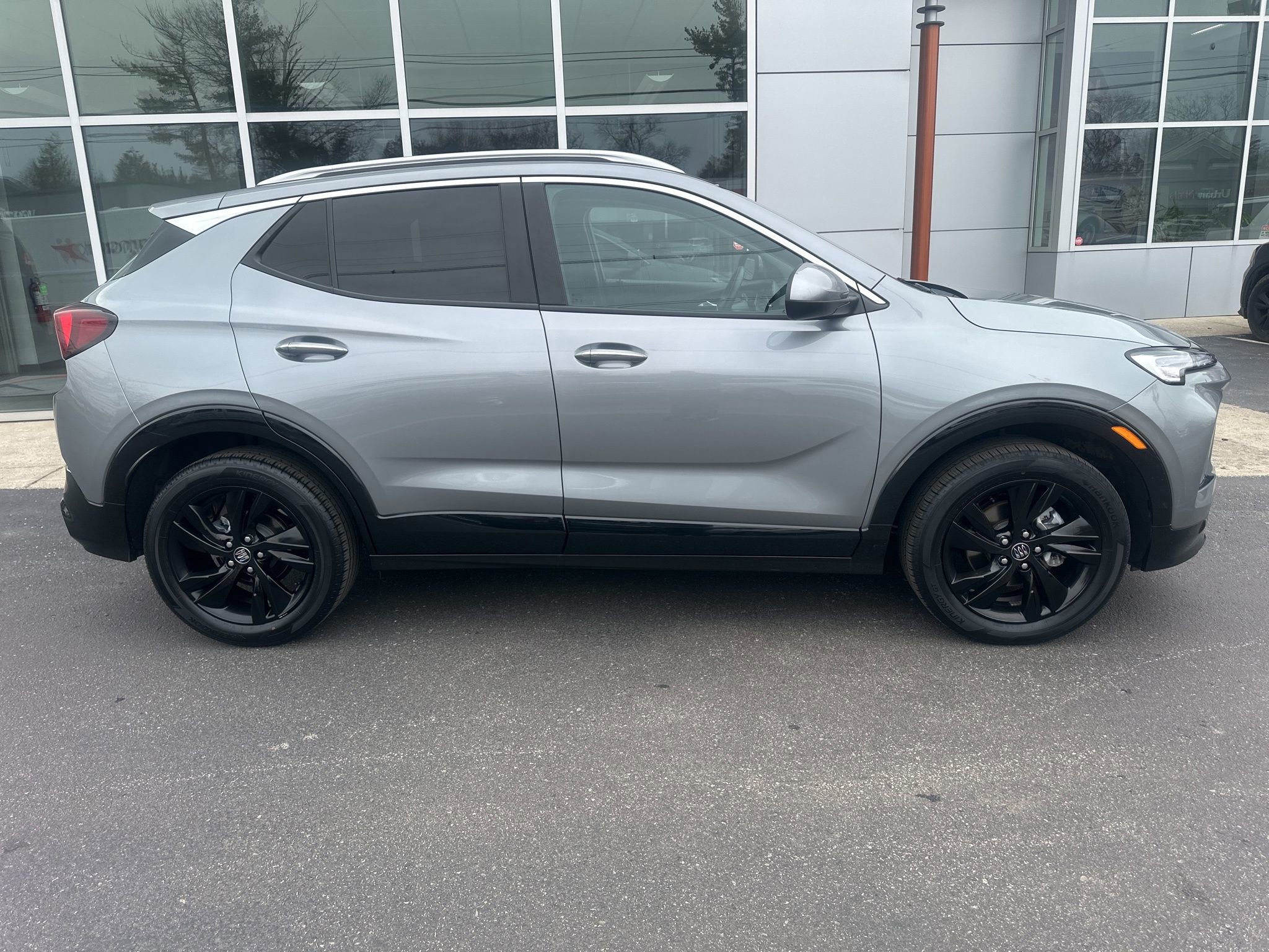 Used 2024 Buick Encore GX Sport Touring image 2