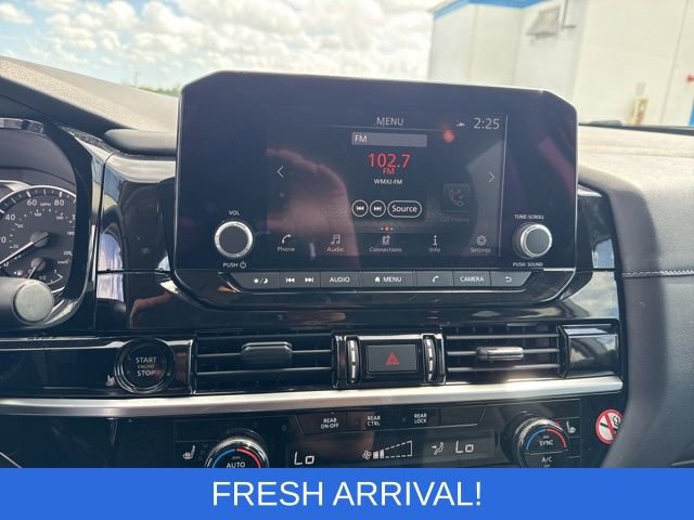 Used 2025 Nissan Pathfinder SV image 3