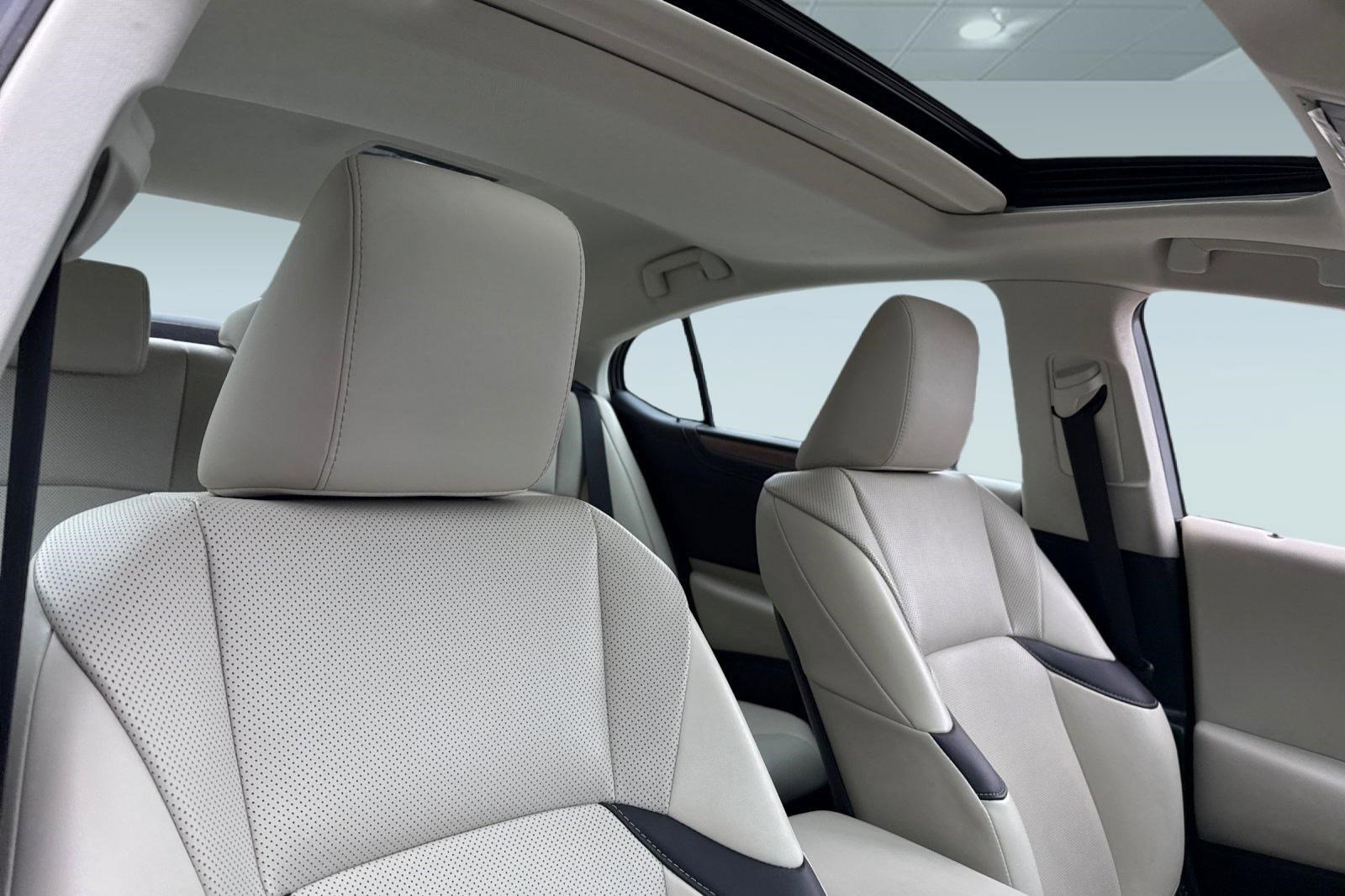 Used 2025 Lexus ES 300h w/ Premium Package FWD image 15
