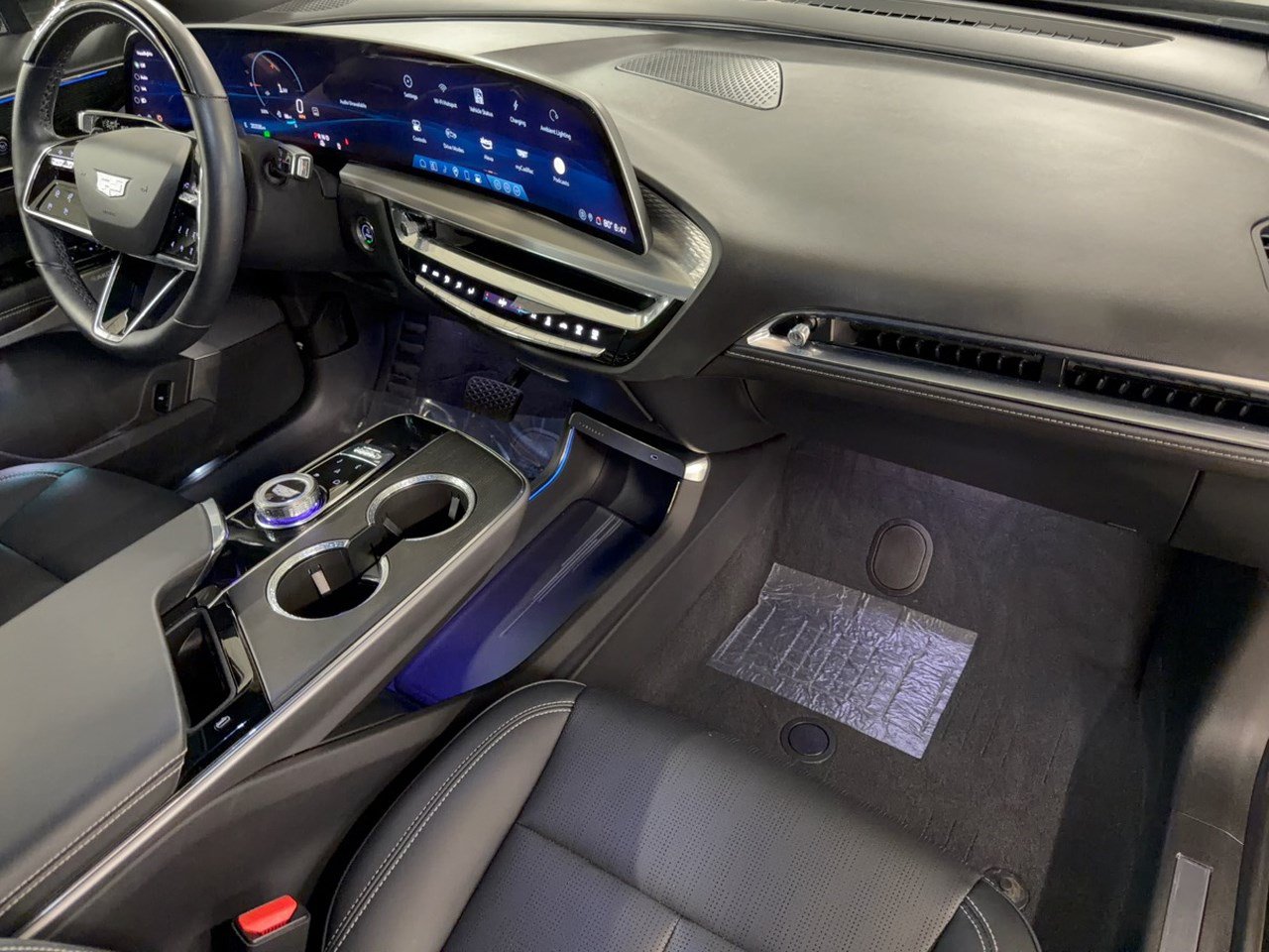 Used 2024 Cadillac Lyriq Luxury w/ LPO, Floor Liner Package AWD/4WD image 31