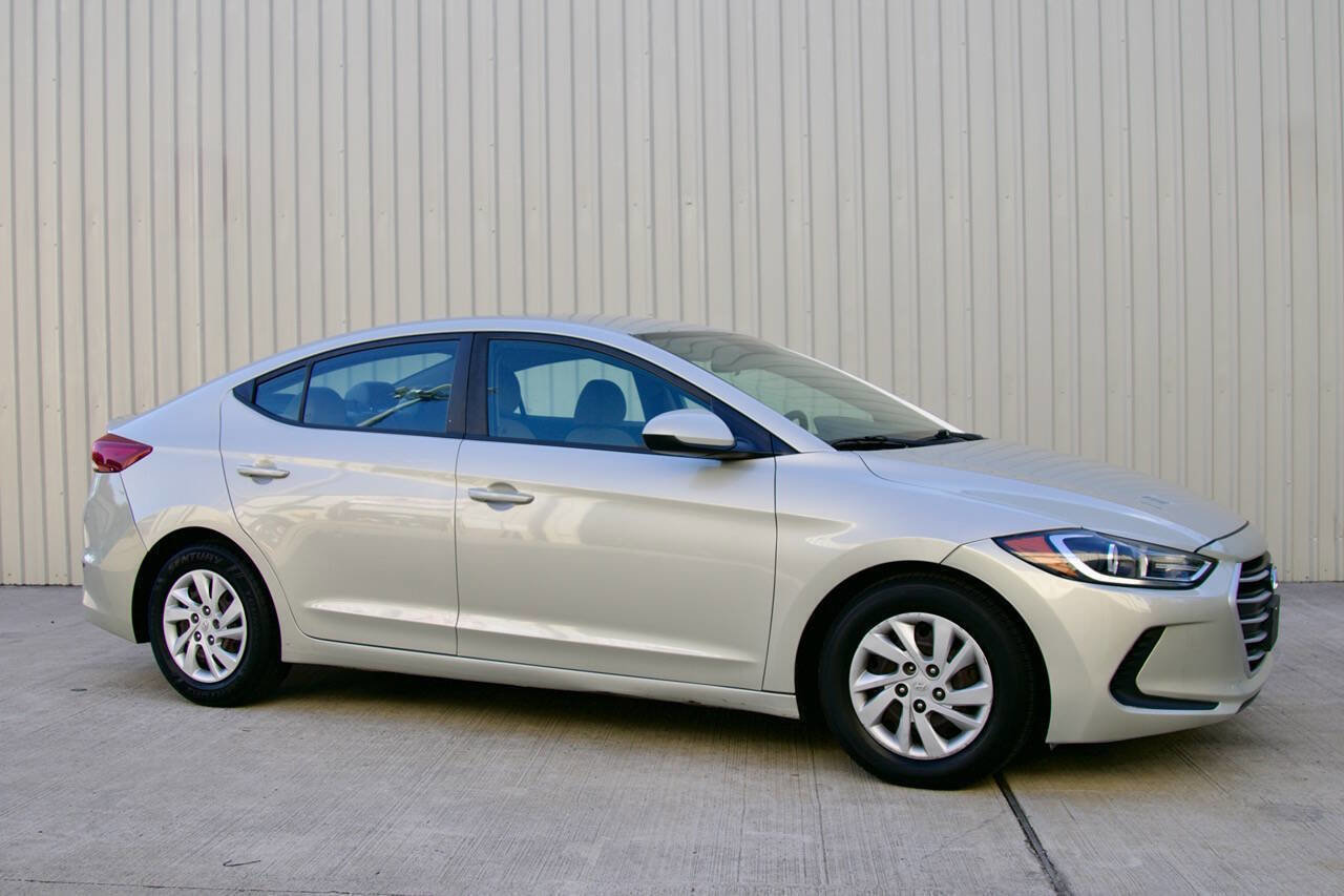 Used 2017 Hyundai Elantra SE image 1