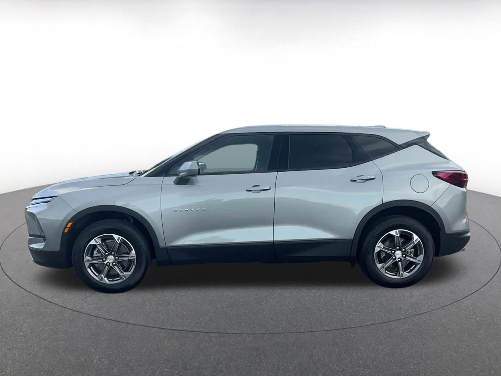 Used 2025 Chevrolet Blazer LT FWD image 9