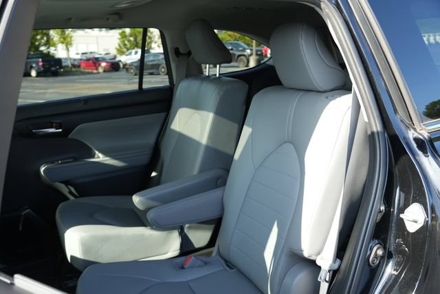 Used 2023 Toyota Highlander XLE FWD image 17