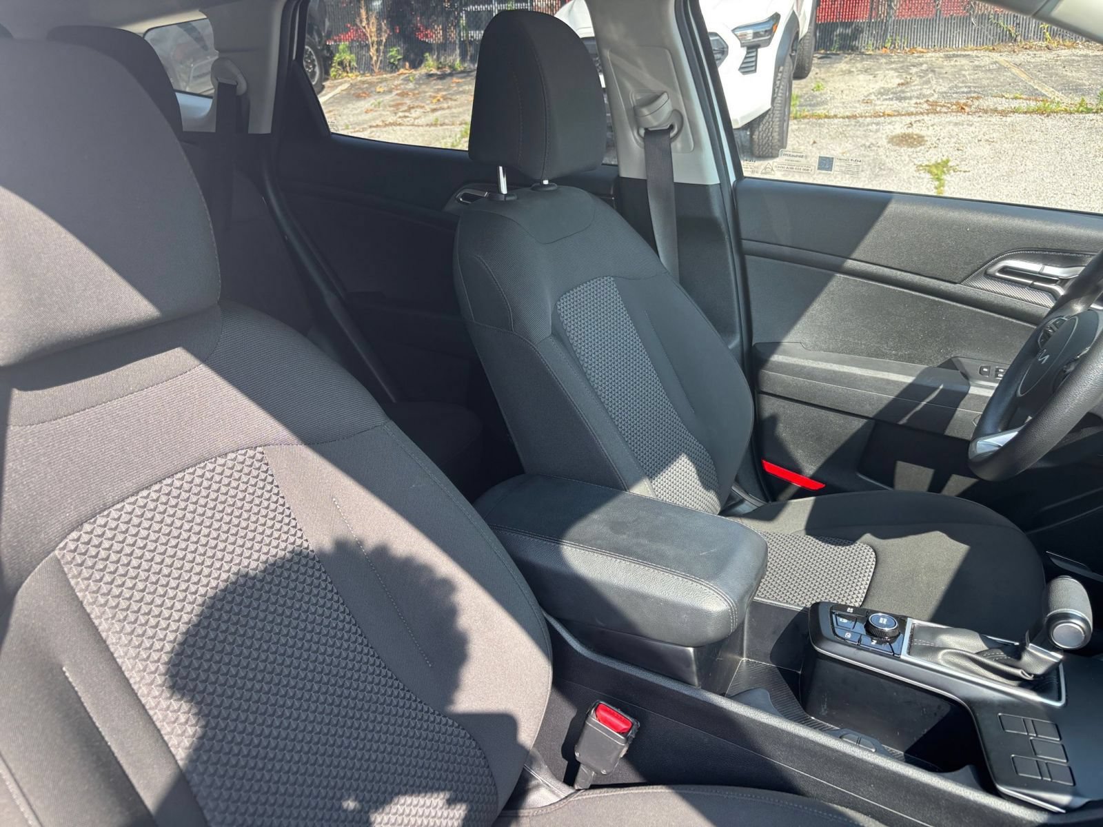 Used 2025 Kia Sportage LX FWD image 31