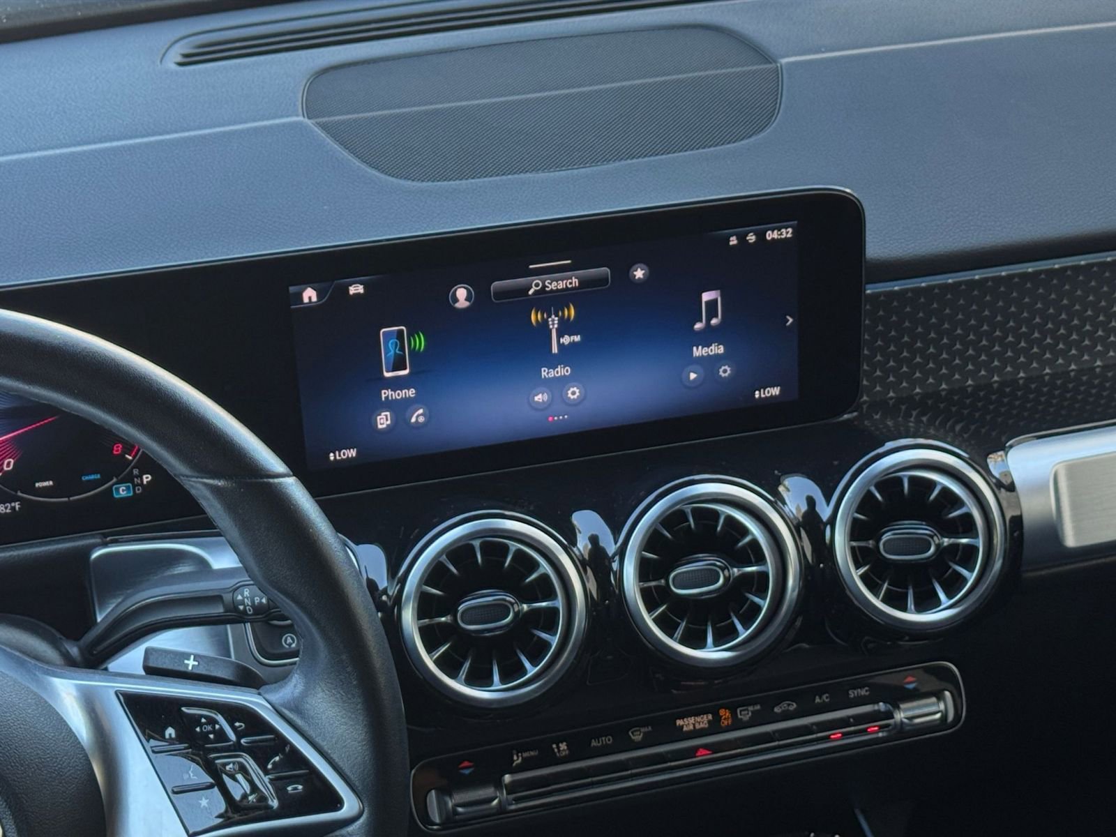 Used 2025 Mercedes-Benz GLB 250 4MATIC image 17