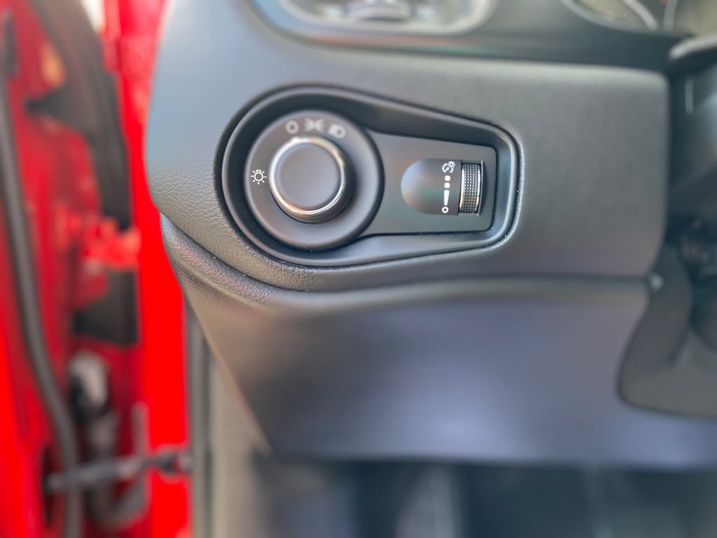 Used 2023 Jeep Renegade Latitude AWD/4WD image 29