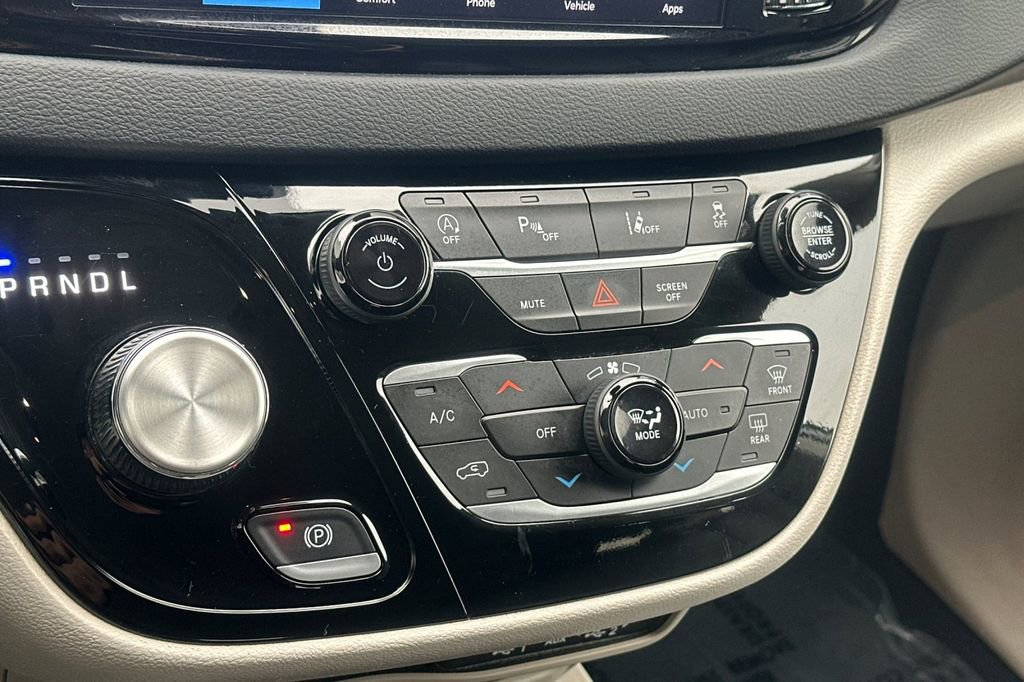Used 2023 Chrysler Pacifica Touring-L image 21