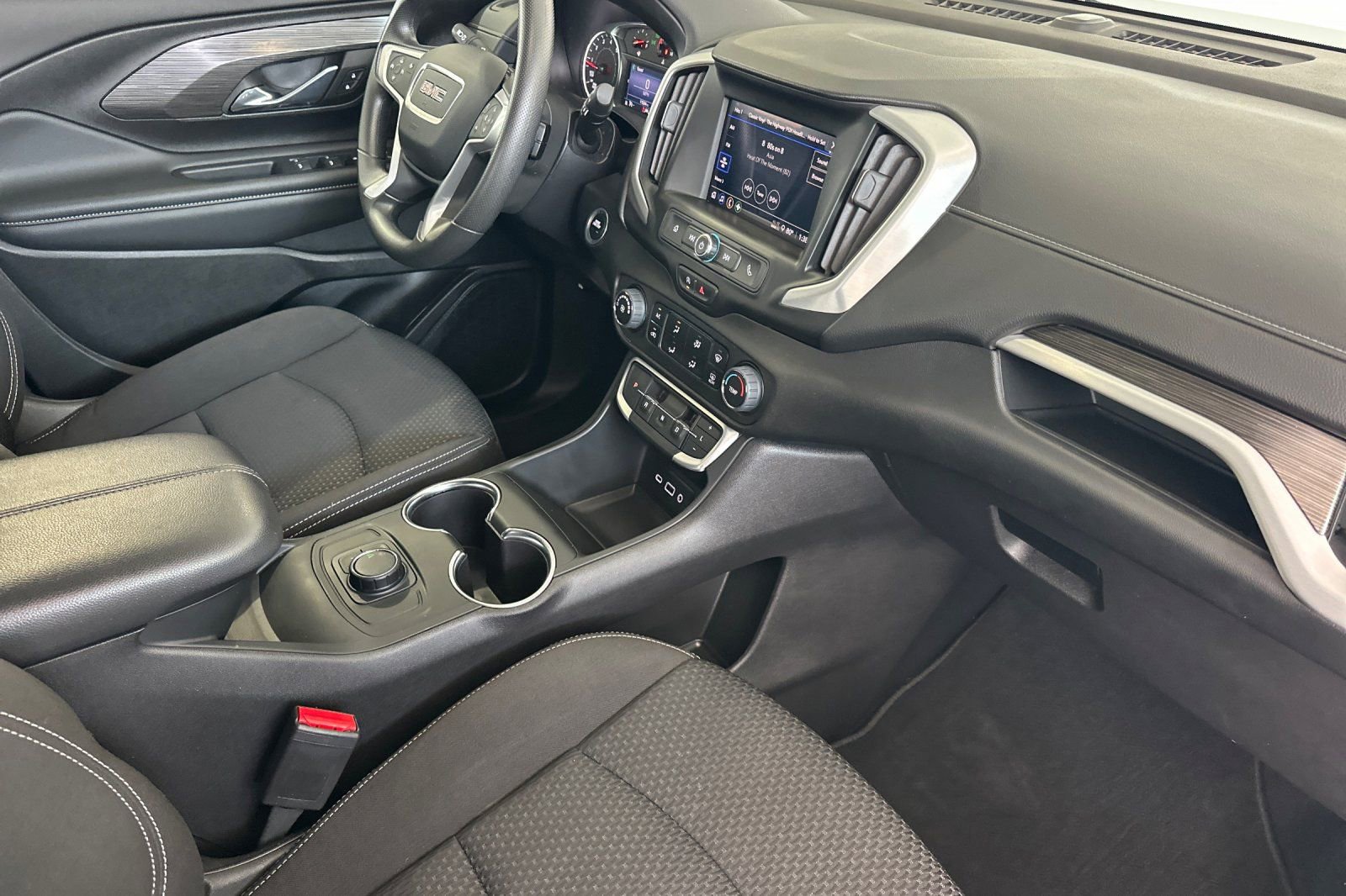 Used 2024 GMC Terrain SLE w/ Elevation Edition image 16