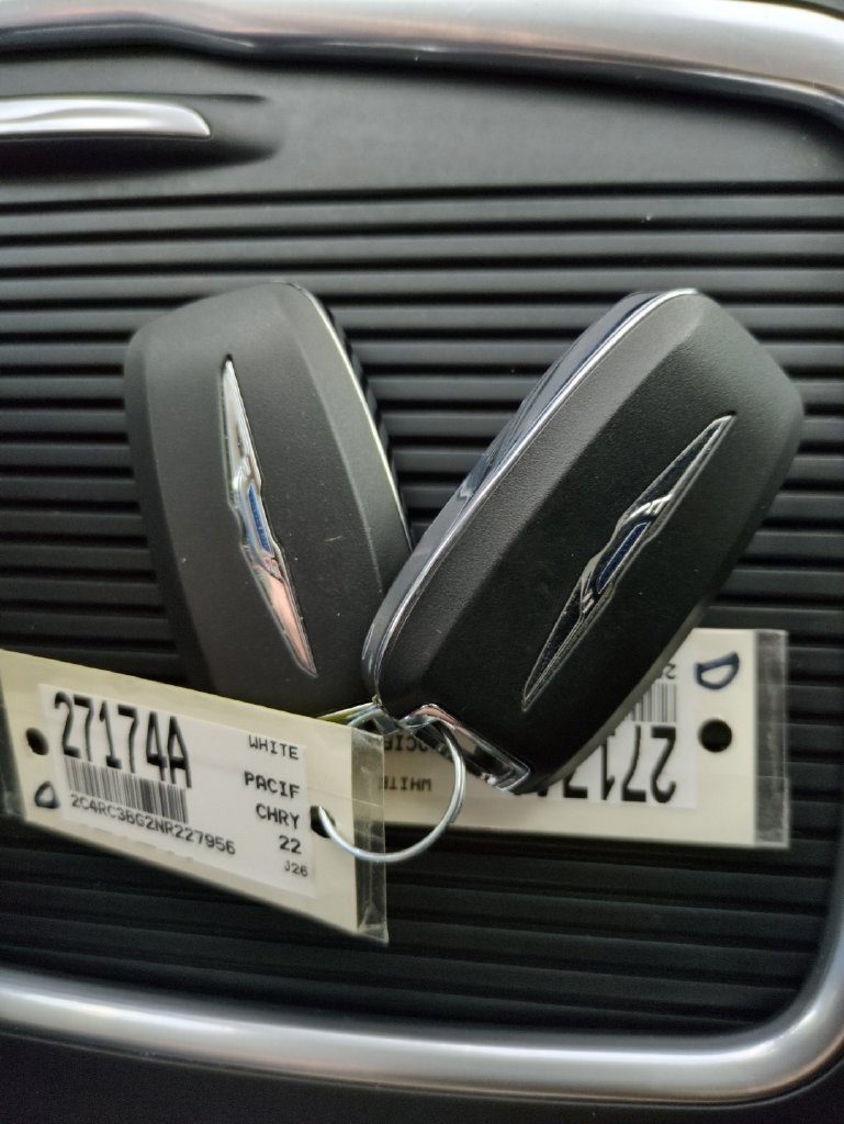 Used 2022 Chrysler Pacifica Touring-L w/ Uconnect Theater Family Group AWD/4WD image 35