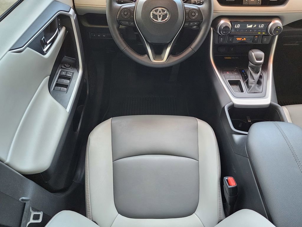 Used 2022 Toyota RAV4 XLE Premium image 11