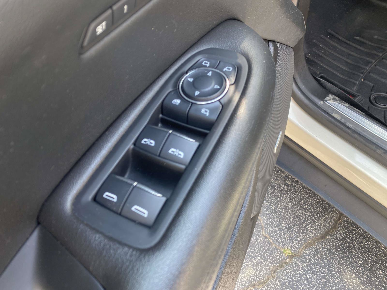 Used 2017 Cadillac XT5 Luxury w/ Driver Awareness Package FWD image 23