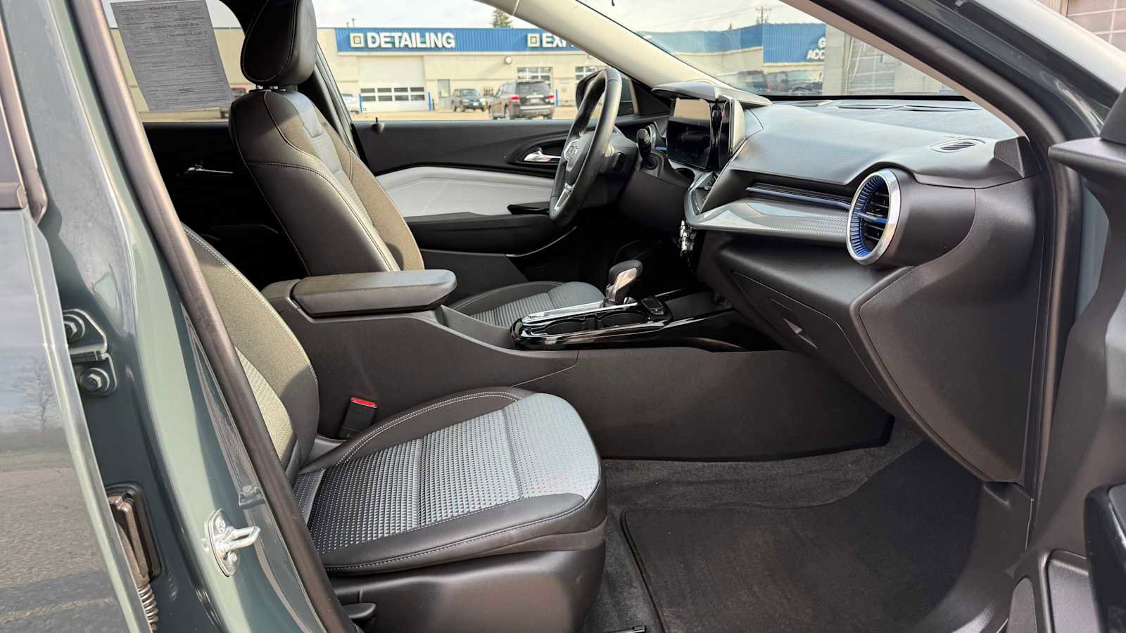 Used 2025 Chevrolet Trax LT w/ LT Convenience Package FWD image 12