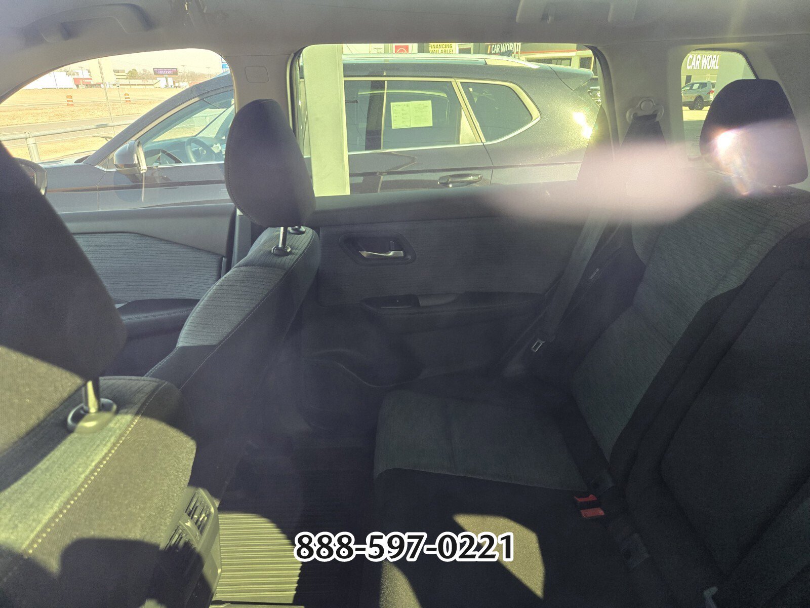 Used 2023 Nissan Rogue SV image 3