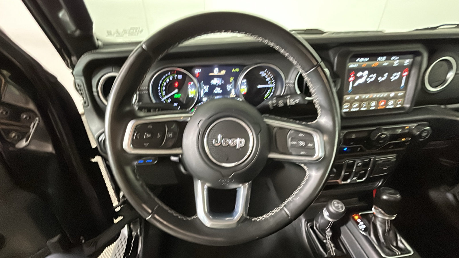 Used 2022 Jeep Wrangler Unlimited Sahara AWD/4WD image 17