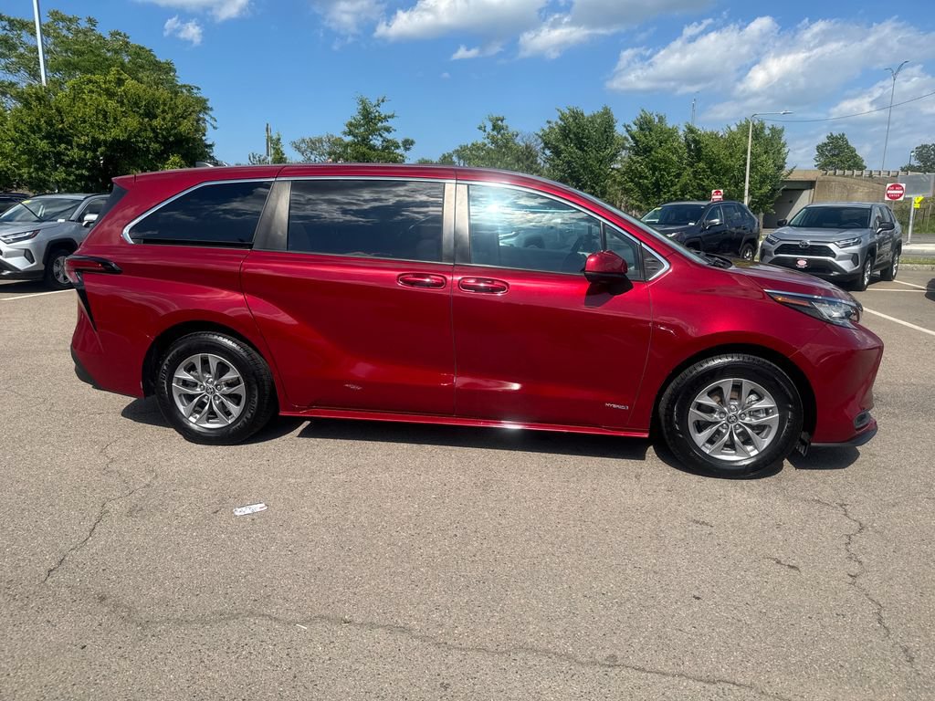 Used 2021 Toyota Sienna LE AWD/4WD image 8