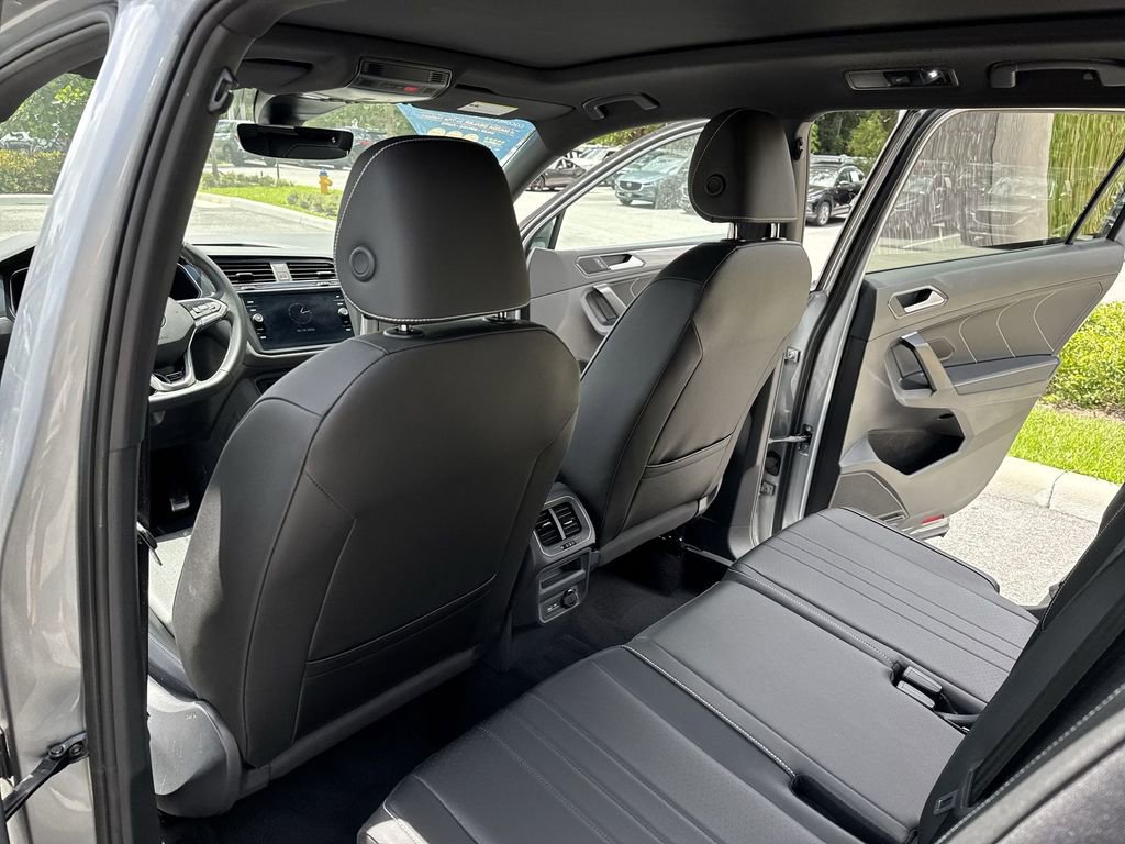 Used 2023 Volkswagen Tiguan SE R-Line image 34