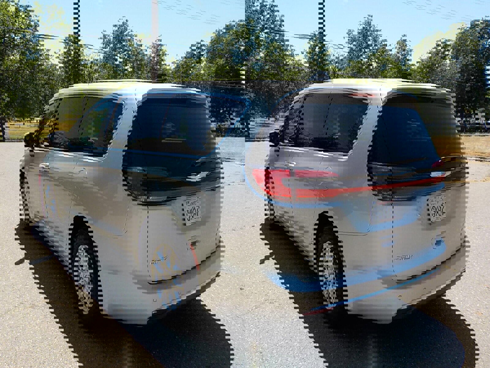 Used 2023 Chrysler Pacifica Touring-L image 6