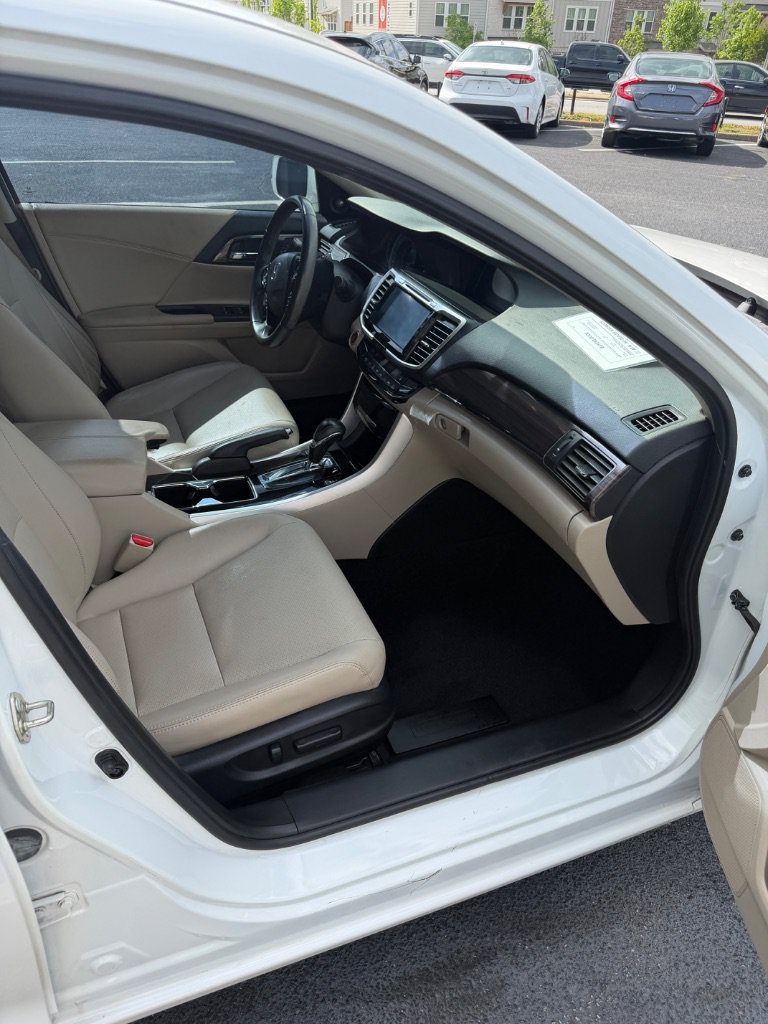 Used 2017 Honda Accord EX-L image 19