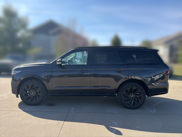 New 2026 Lincoln Navigator Reserve w/ Jet Appearance Package AWD/4WD image 10