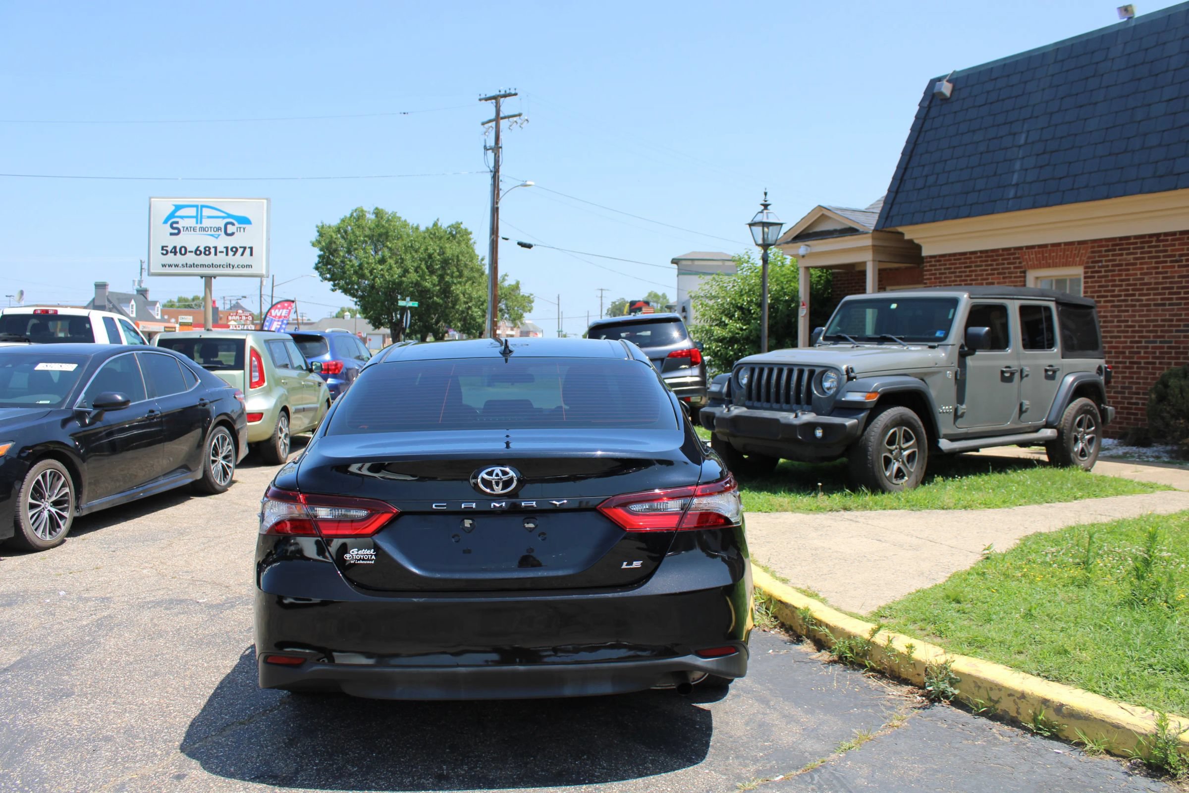 Used 2023 Toyota Camry LE FWD image 7