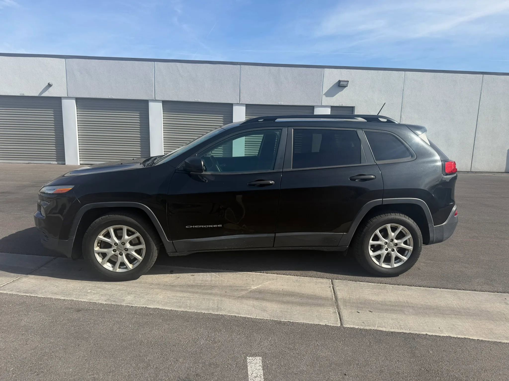 Used 2016 Jeep Cherokee Sport image 3