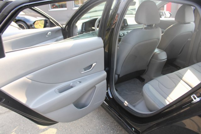 Used 2022 Hyundai Elantra SE image 18