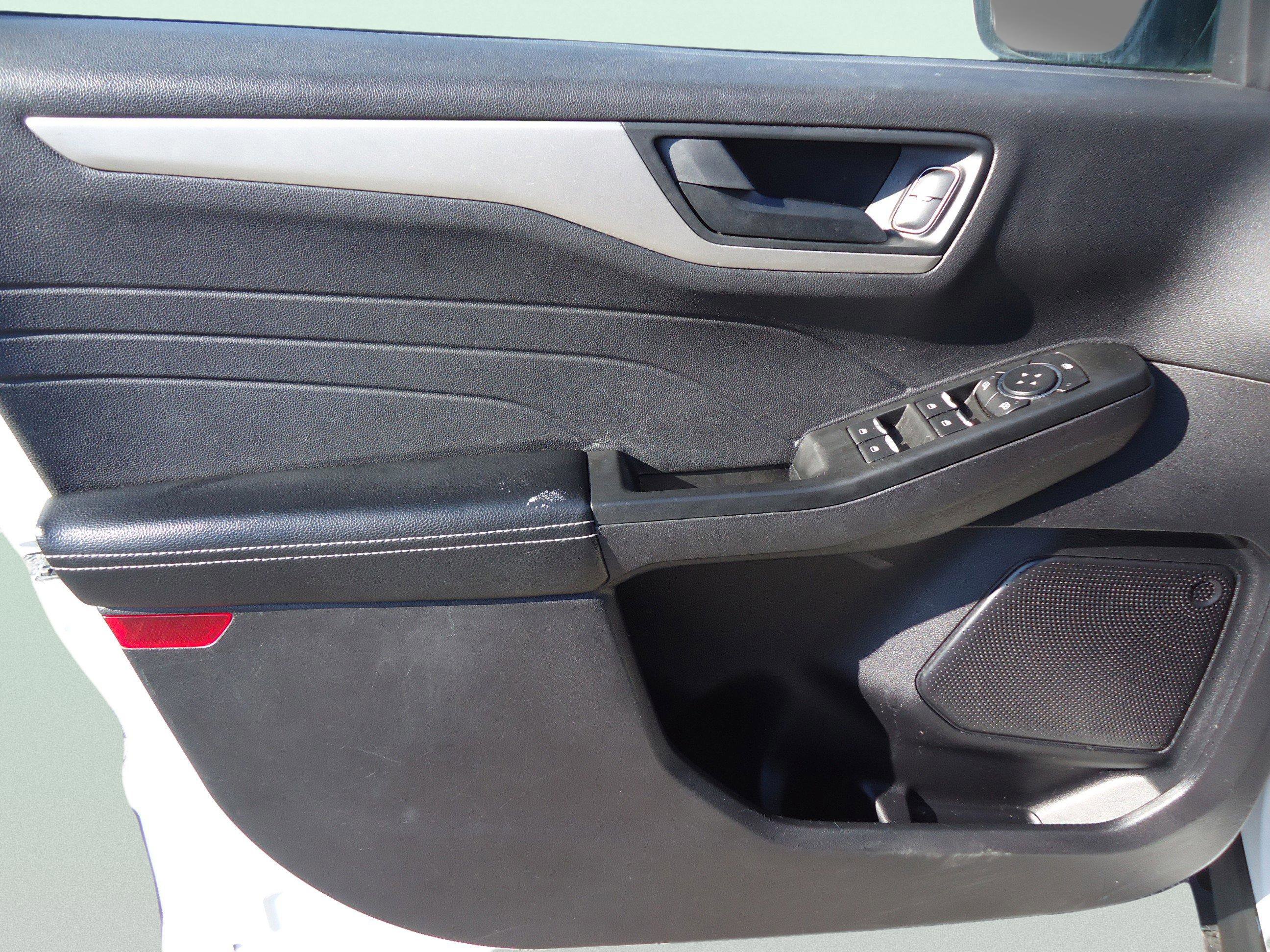 Used 2022 Ford Escape SE w/ SE Sport Appearance Package image 23