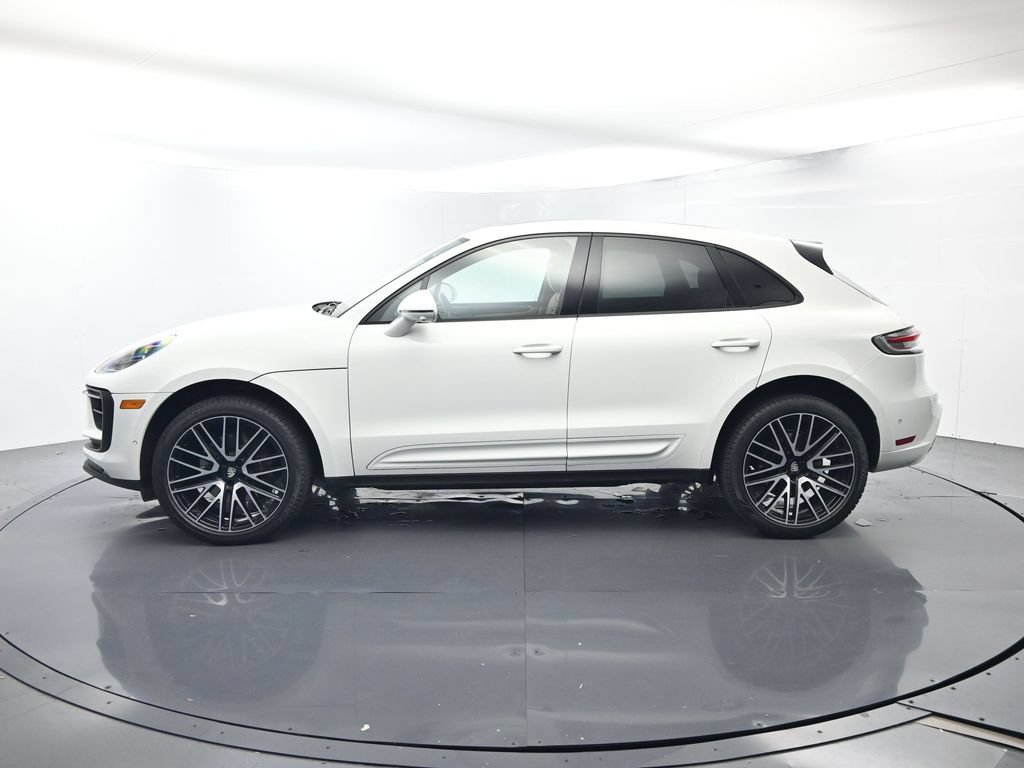 Certified 2024 Porsche Macan AWD/4WD image 2