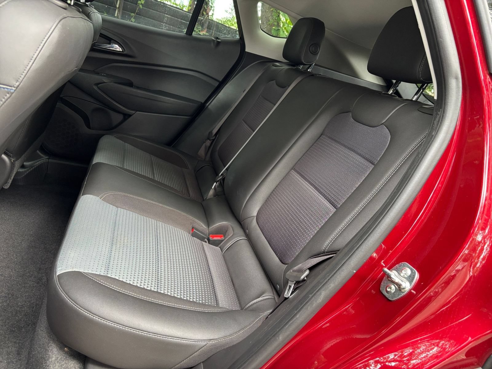 Used 2025 Chevrolet Trax LT FWD image 37