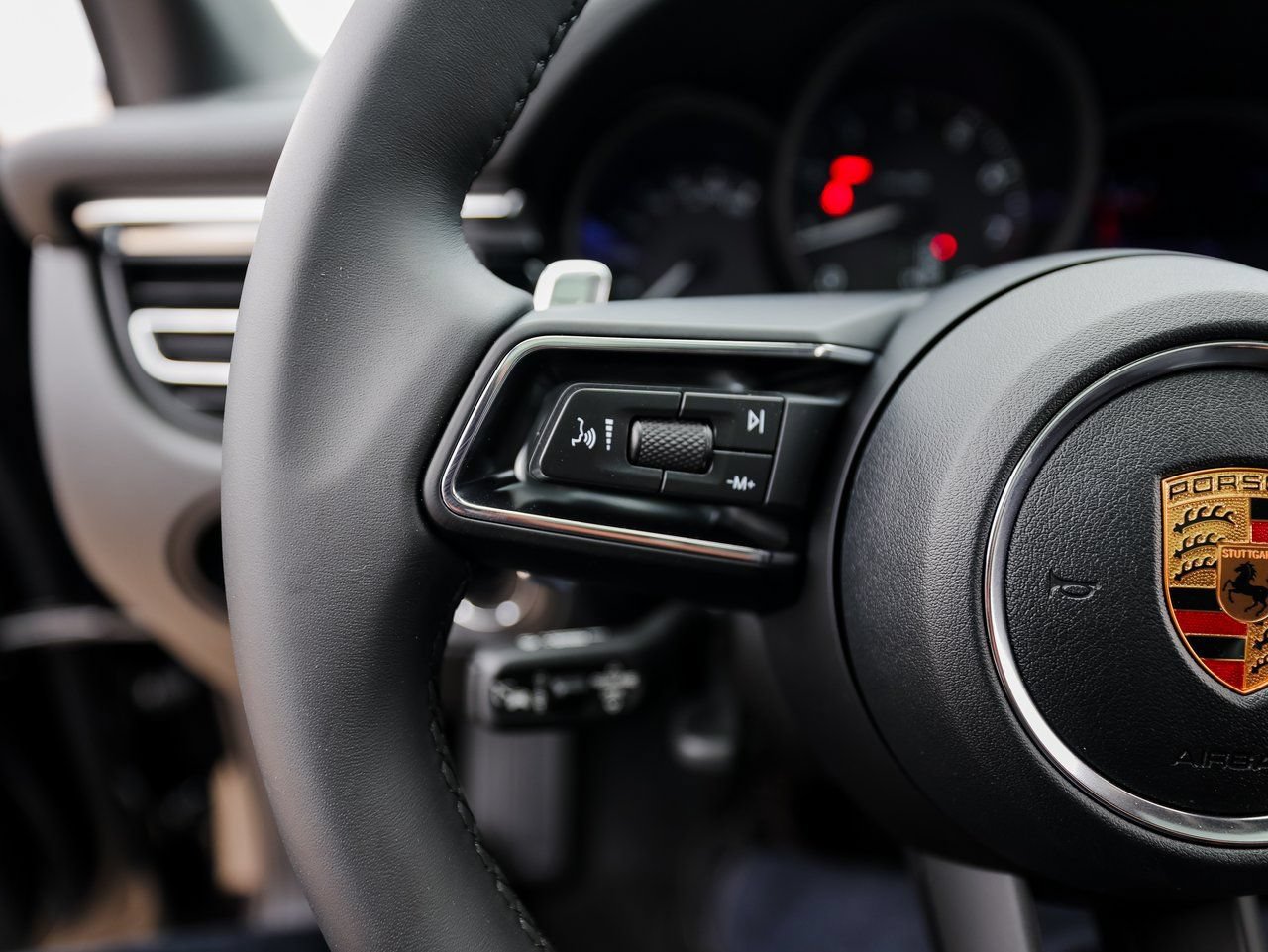 Certified 2026 Porsche Macan AWD/4WD image 17