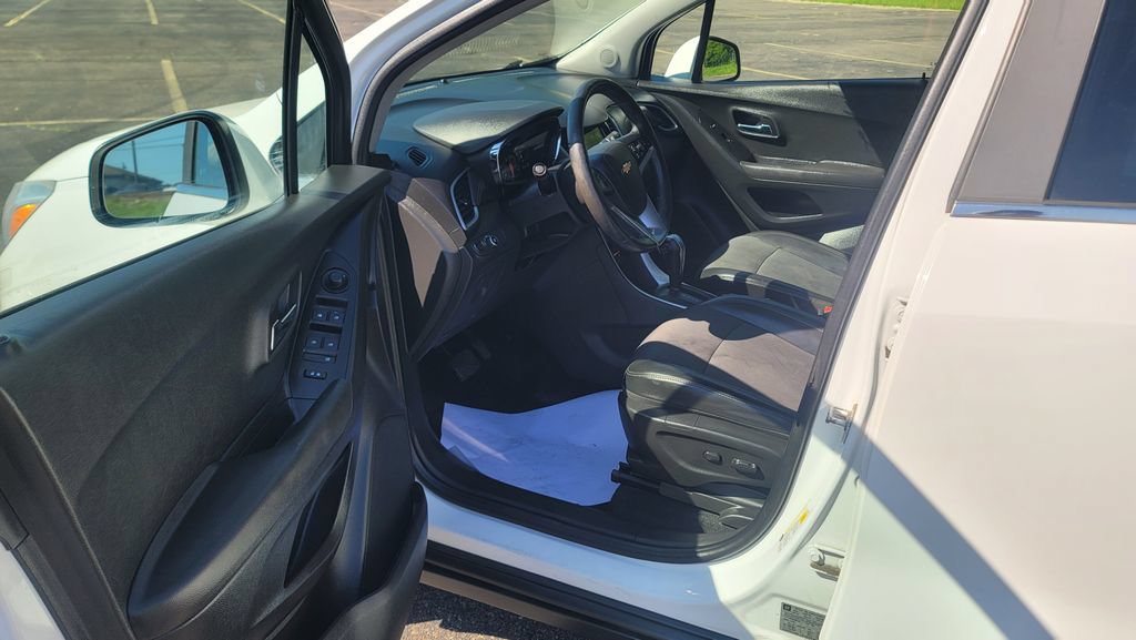 Used 2019 Chevrolet Trax LT w/ LT Convenience Package AWD/4WD image 18
