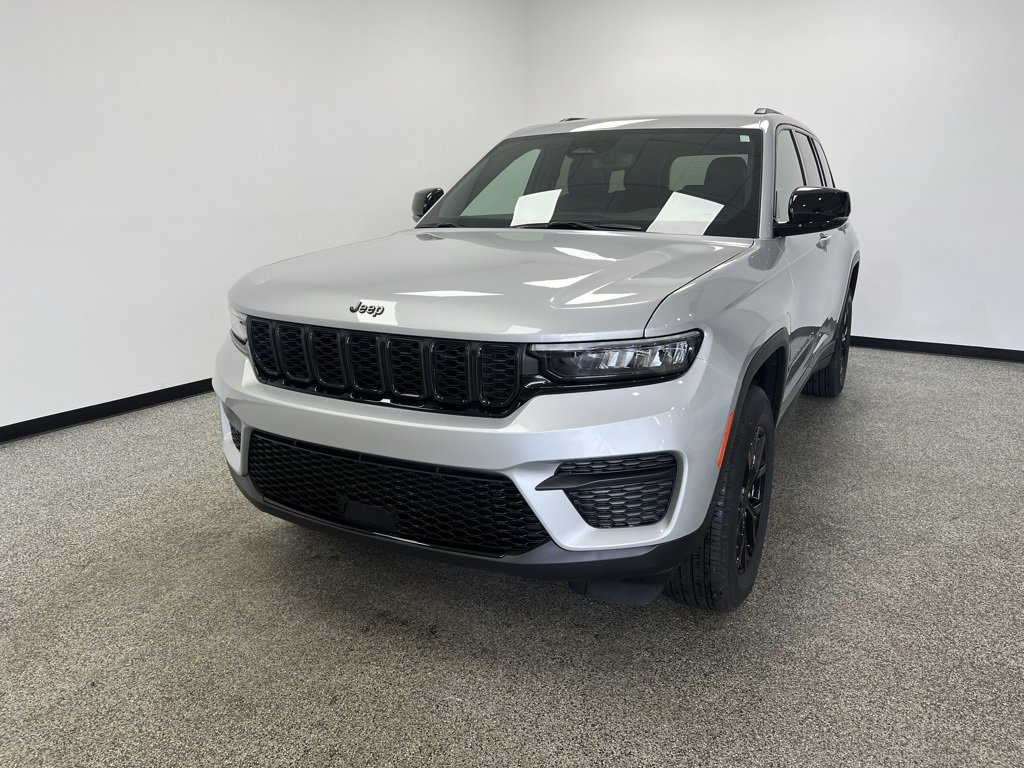 Used 2024 Jeep Grand Cherokee Altitude image 3