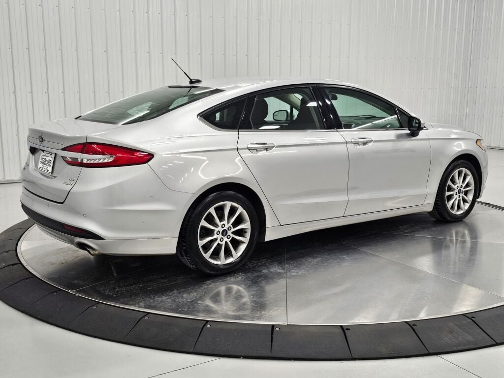 Used 2017 Ford Fusion SE w/ Fusion SE Technology Package FWD image 5