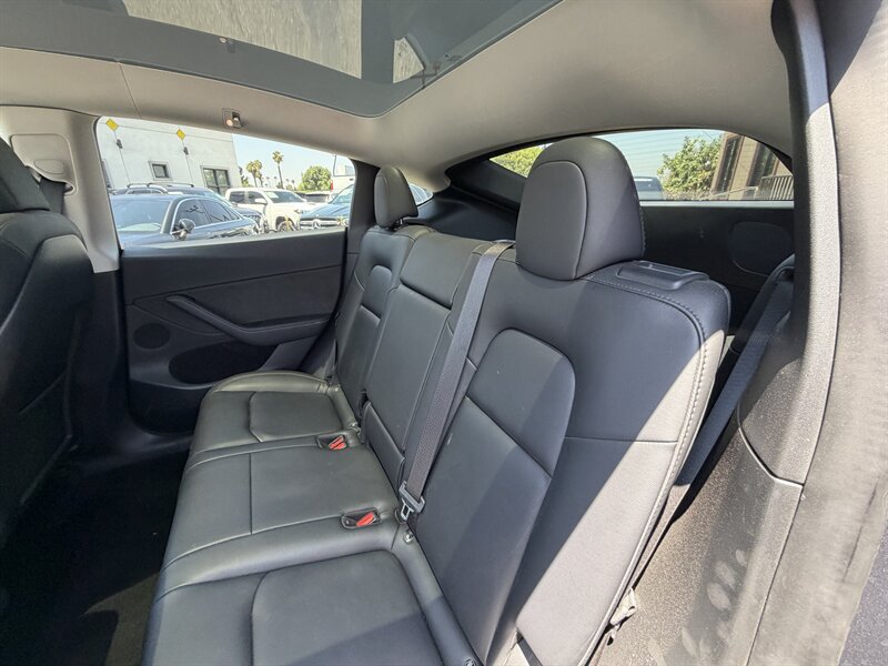 Used 2022 Tesla Model Y Long Range AWD/4WD image 24