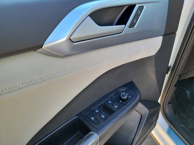 New 2026 Volkswagen Taos SE image 19