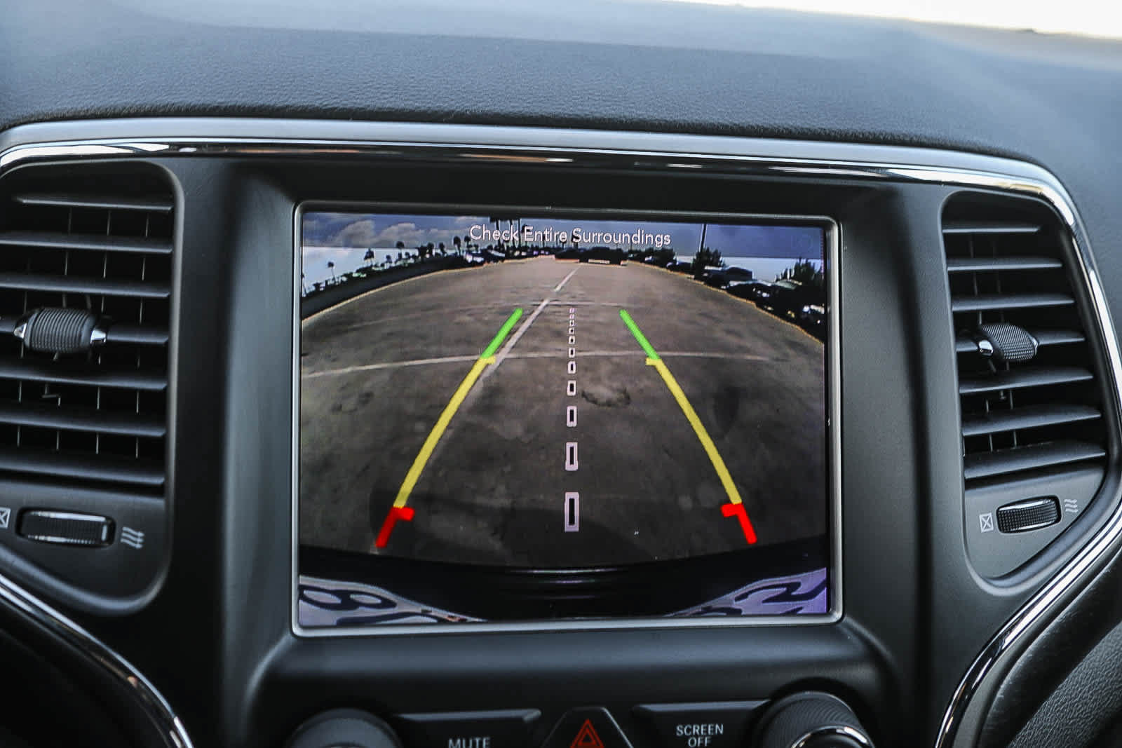 Used 2018 Jeep Grand Cherokee Laredo RWD image 23