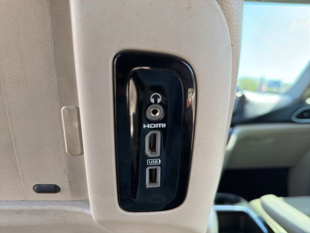 Used 2019 Chrysler Pacifica Touring-L Plus w/ Tire & Wheel Group image 19