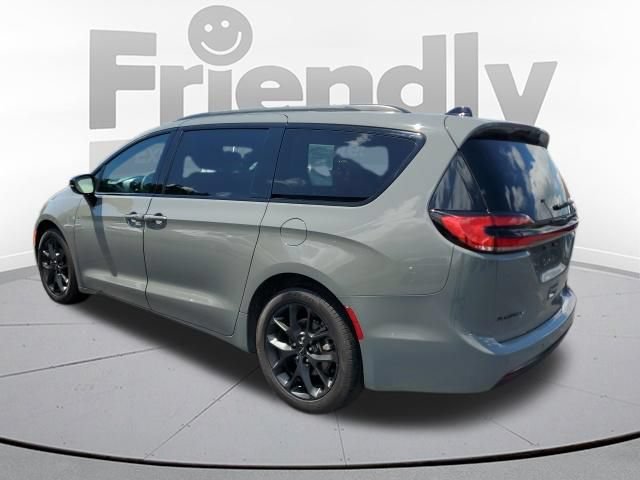 Used 2025 Chrysler Pacifica Limited FWD image 3