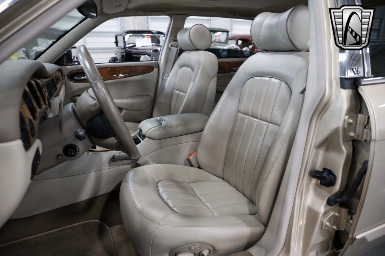 Used 2001 Jaguar XJ8 image 18