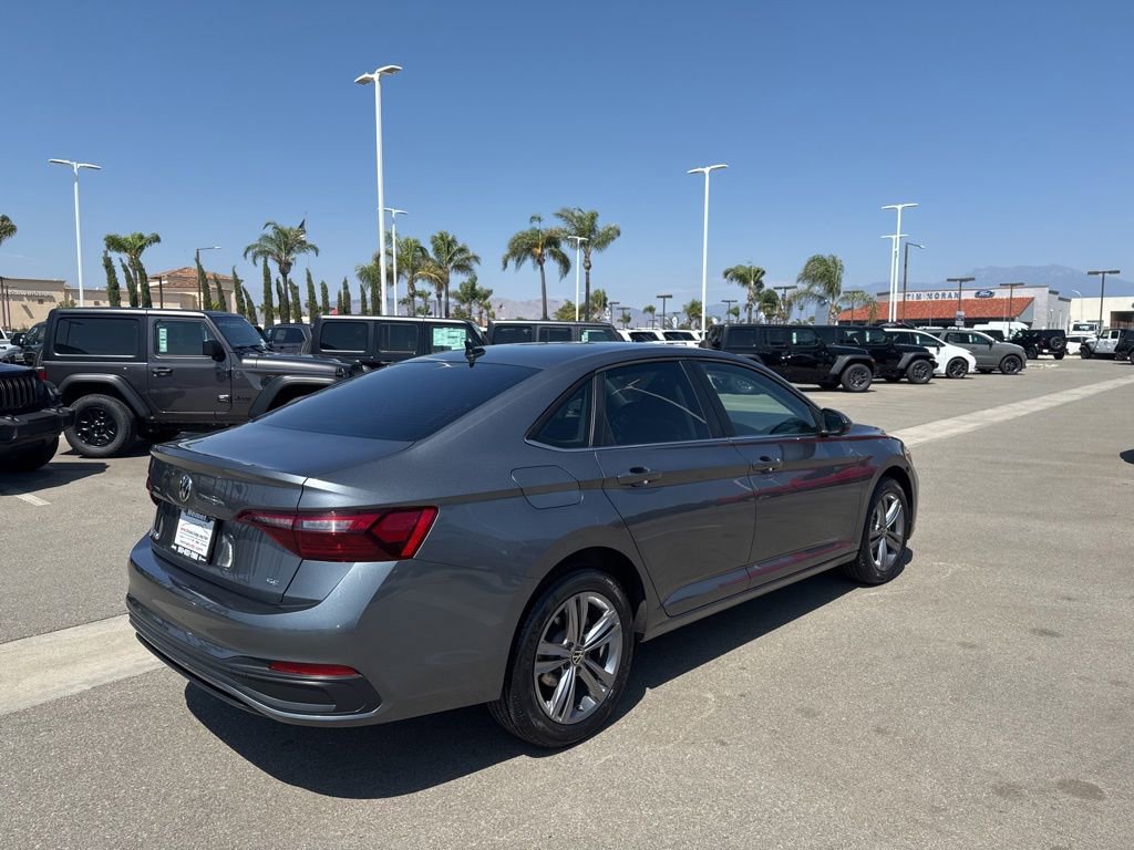 Used 2024 Volkswagen Jetta SE FWD image 7