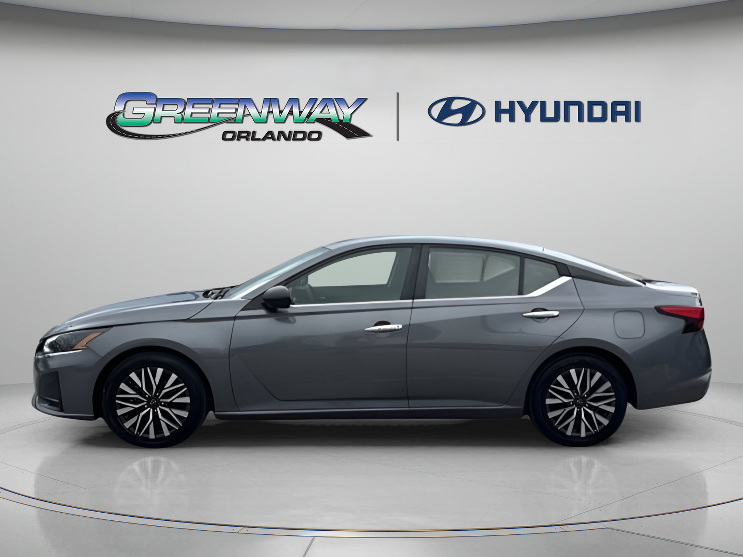 Used 2024 Nissan Altima 2.5 SV FWD image 2