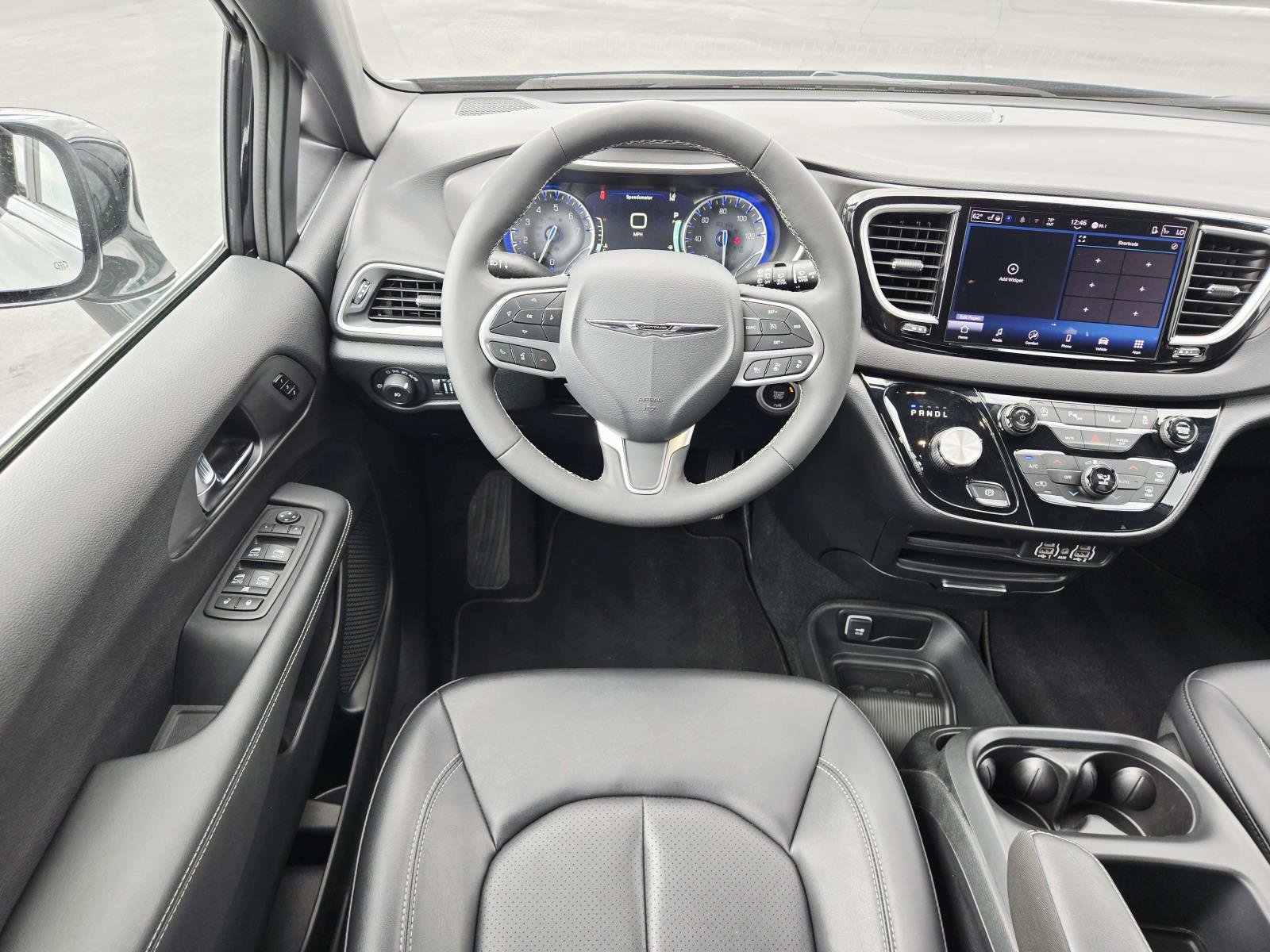 Used 2025 Chrysler Pacifica Select image 11