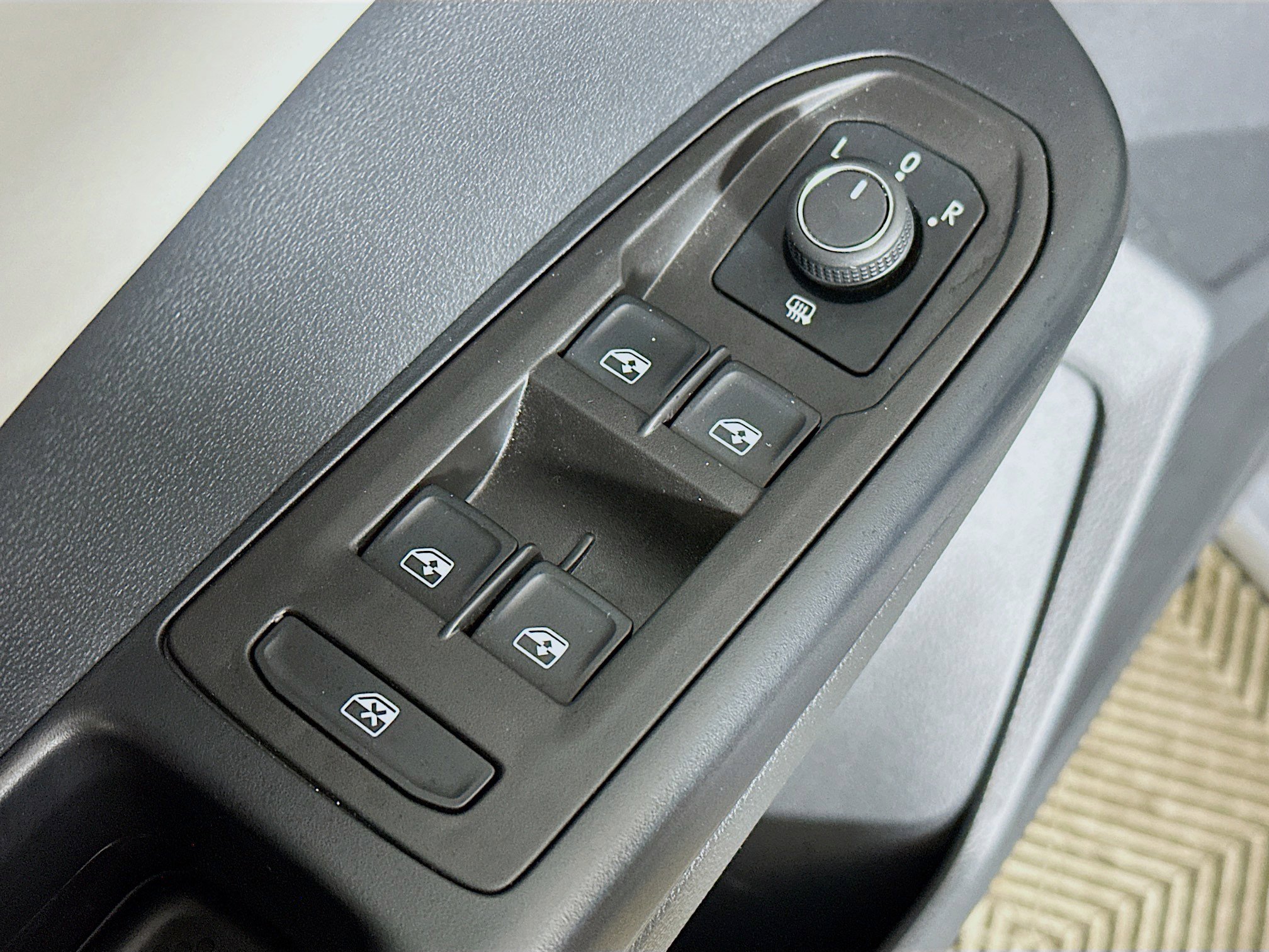 Used 2025 Volkswagen Taos SE w/ Panoramic Sunroof Package image 17