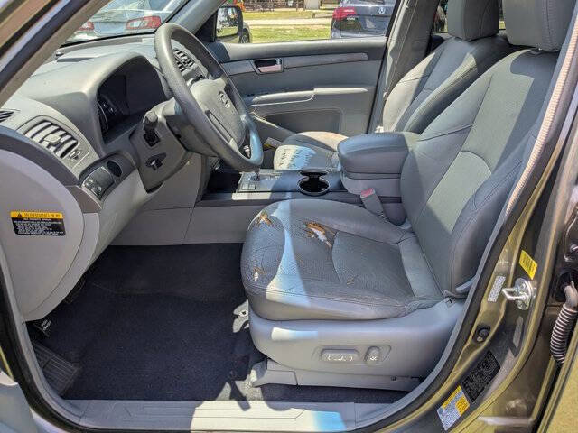 Used 2009 Kia Borrego LX w/ Convenience Pkg RWD image 14