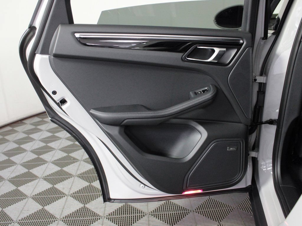 Certified 2026 Porsche Macan AWD/4WD image 32