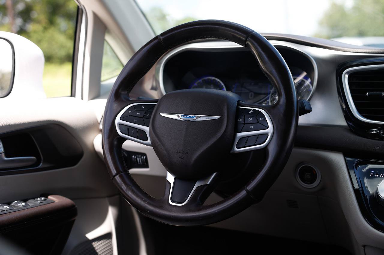 Used 2018 Chrysler Pacifica Touring-L FWD image 28