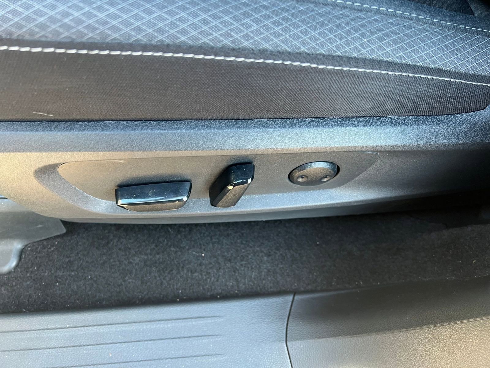 Used 2025 Nissan Pathfinder SV image 24