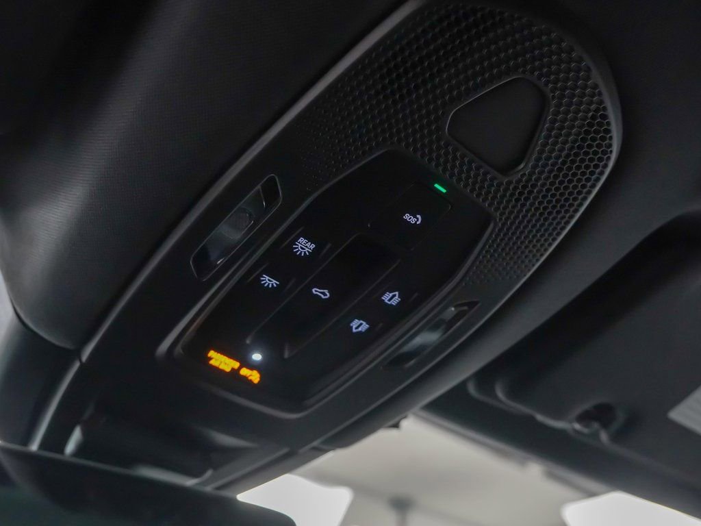 Used 2025 Porsche Cayenne E-Hybrid w/ Premium Package image 28