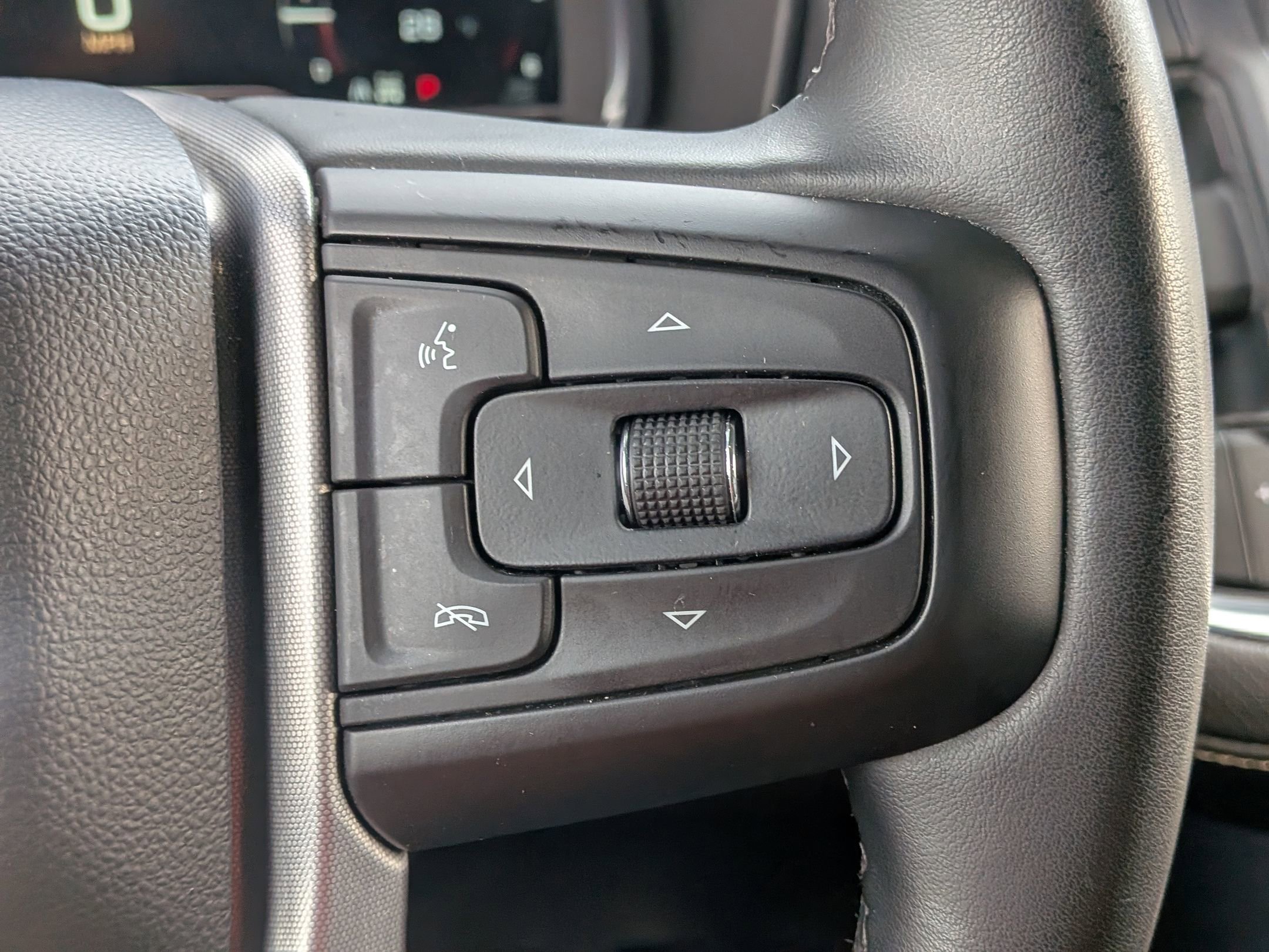 Used 2024 GMC Yukon XL SLT image 23